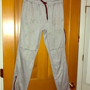 Jogging pant
Poor picture appears to have stains but the are in good condition.